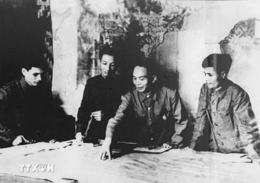 总军委、总司令部召开会议，讨论1953-1954年冬春作战计划。图自越通社