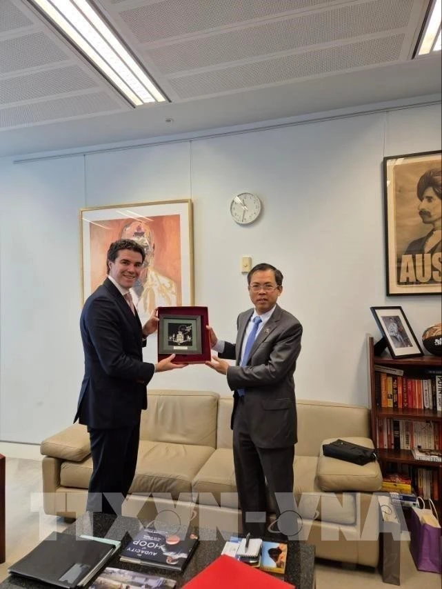 越南驻澳大利亚大使范雄心和澳大利亚外交及贸易部助理部长蒂姆·瓦茨。图自越通社