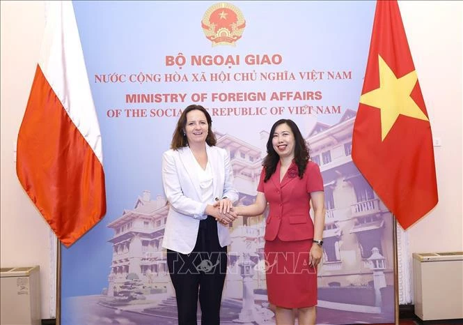 越南外交部副部长黎氏秋姮(右）和波兰外交部副国务秘书拉德万。图自越通社