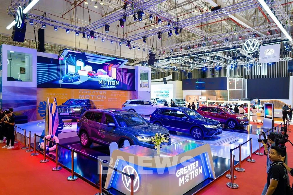 大众汽车在 2022 年越南车展上的展位。图自越通社
