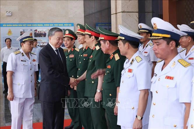 国家主席苏林莅临海军司令部视察海军练兵备战工作。图自越通社