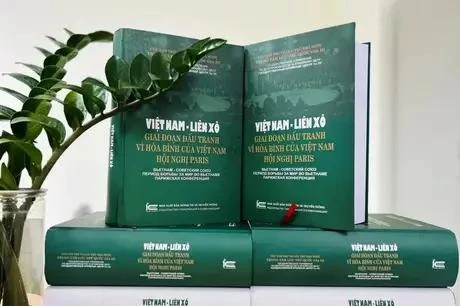 《越南-苏联：越南争取和平斗争时期。巴黎会议》一书。图自越通社