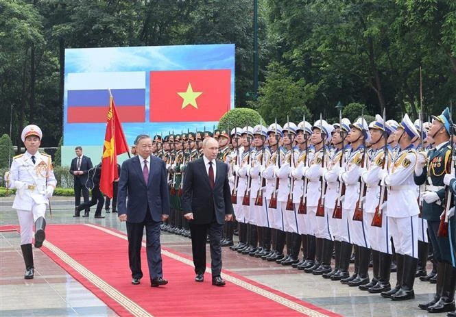 越南国家主席苏林和俄罗斯联邦总统弗拉基米尔·普京检阅越南人民军仪仗队。图自越通社
