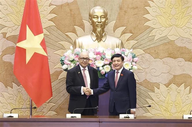 越南国会秘书长、国会办公厅主任裴文强（右）与摩洛哥众议院秘书长、各国议会秘书长协会主席纳吉布·哈迪。图自越通社
