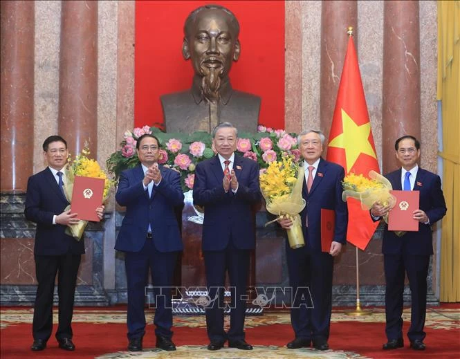 苏林与刚刚接到任命决定的阮和平、裴青山、胡德福、阮海宁、杜德维五位同志合影。图自越通社