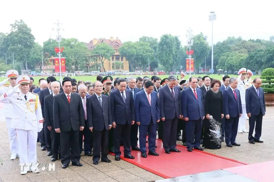 八月革命暨九·二国庆节79周年：党和国家领导人拜谒胡志明主席陵。图自越通社