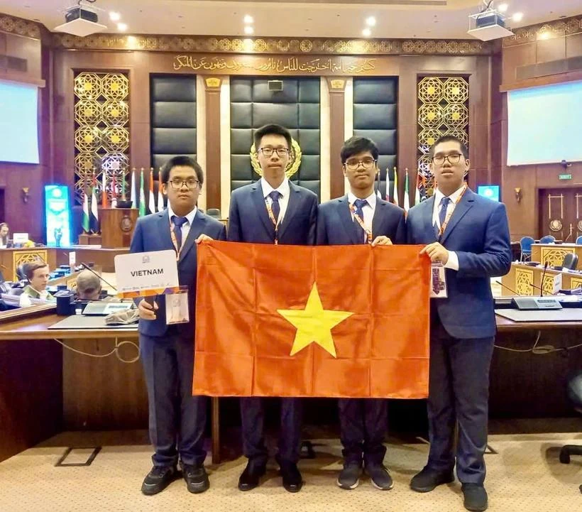 四名越南学生全部获得奖牌。图自Vietnam+