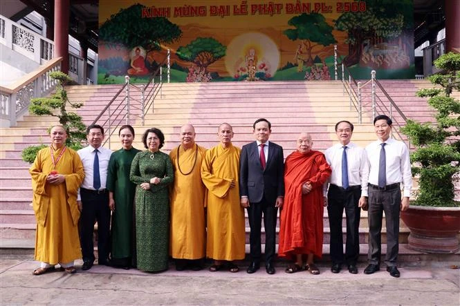 El viceprimer ministro Tran Luu Quang visita y felicita a dignatarios y monjes en la Oficina 2 de la Sangha Budista de Vietnam. (Fuente: VNA)