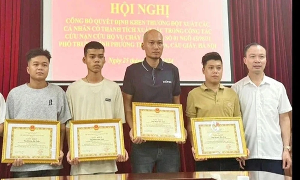 Cuatro jóvenes son elogiados por acción valiente para salvar a víctimas en un incendio en Hanoi. (Fuente: VNA)