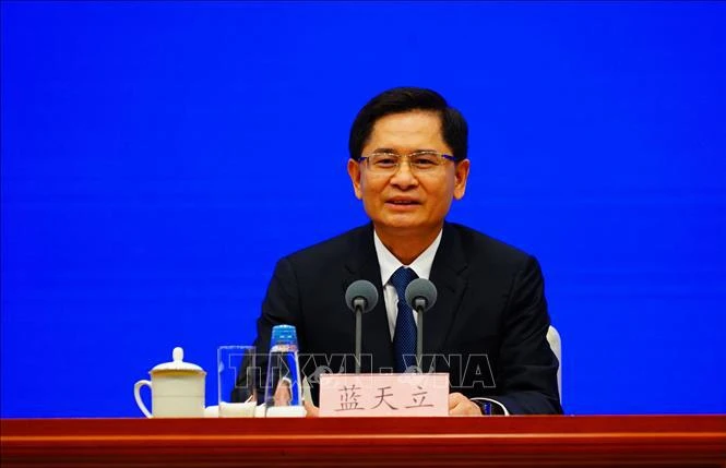 Lan Tianli, presidente de la Región autónoma Zhuang, de Guangxi responde una entrevista de la VNA. (Fuente: VNA)