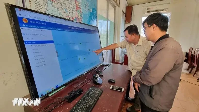 Las actividades de los barcos pesqueros en el mar equipados con dispositivos de seguimiento son monitoreadas en el Departamento de Pesca Provincial de Ninh Thuan. (Fuente: VNA)