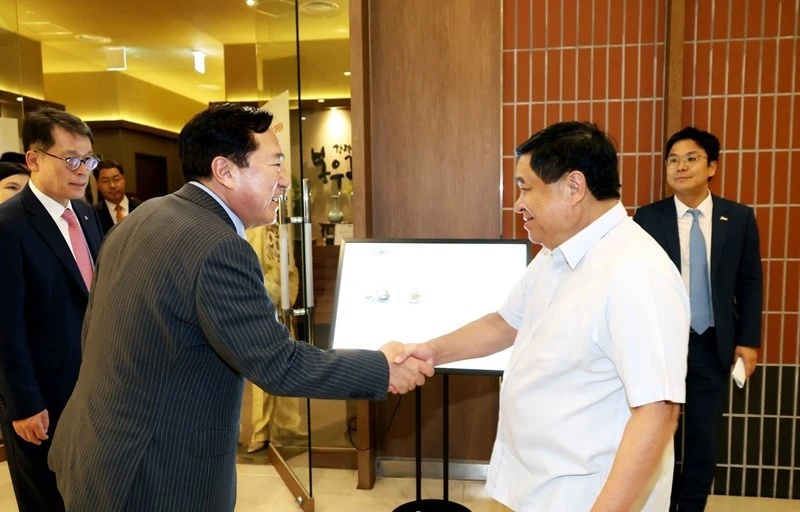 El ministro de Planificación e Inversión de Vietnam, Nguyen Chi Dung, y Kim Ki-moon, presidente de la Federación surcoreana de empresas medianas y pequeñas (KBIZ). (Fuente: VNA)