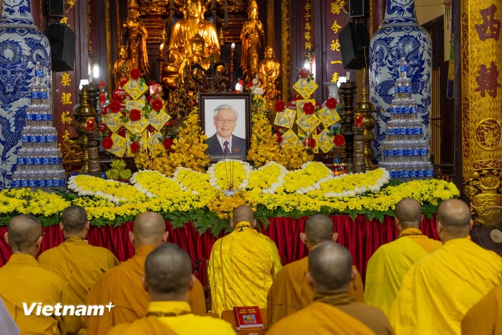 Ceremonia de réquiem para el Secretario General Nguyen Phu Trong en la Pagoda Quan Su, Hanoi. (Foto: VNA)