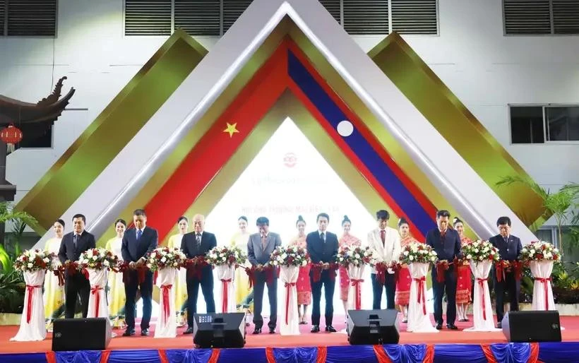 El embajador vietnamita en Laos, Nguyen Ba Hung, y los delegados cortan cinta de inauguración. (Fuente: VNA)