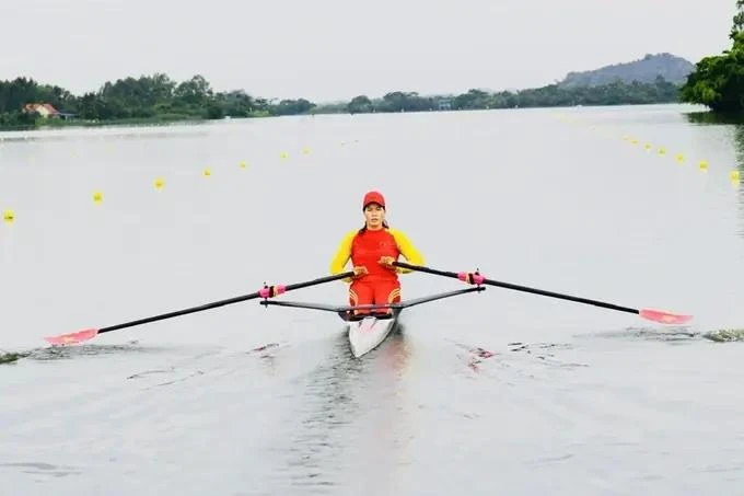 Pham Thi Hue compite en los cuartos de final de la prueba de remo individual femenino de los Juegos Olímpicos de París 2024. (Fuente: VNA)