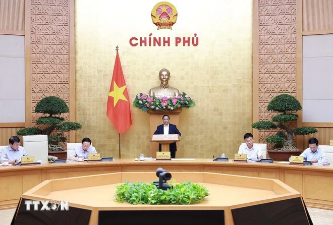 El primer ministro de Vietnam, Pham Minh Chinh, preside una reunión del Gobierno correspondiente al mes de julio. (Fuente: VNA)