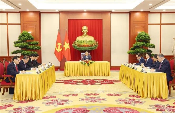 El secretario general del Partido Comunista y presidente de Vietnam, To Lam, sostiene una llamada telefónica con el presidente de Rusia, Vladimir Putin. (Fuente: VNA)