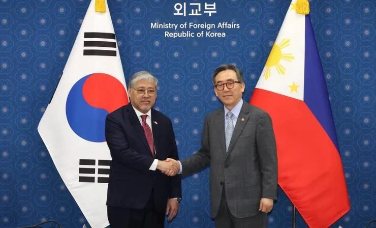 El ministro de Asuntos Exteriores de Corea del Sur, Cho Tae-yul (derecha), estrecha la mano de su homólogo de Filipinas, Enrique Manalo, antes de sus conversaciones en Seúl el 7 de agosto. (Foto: Yonhap)