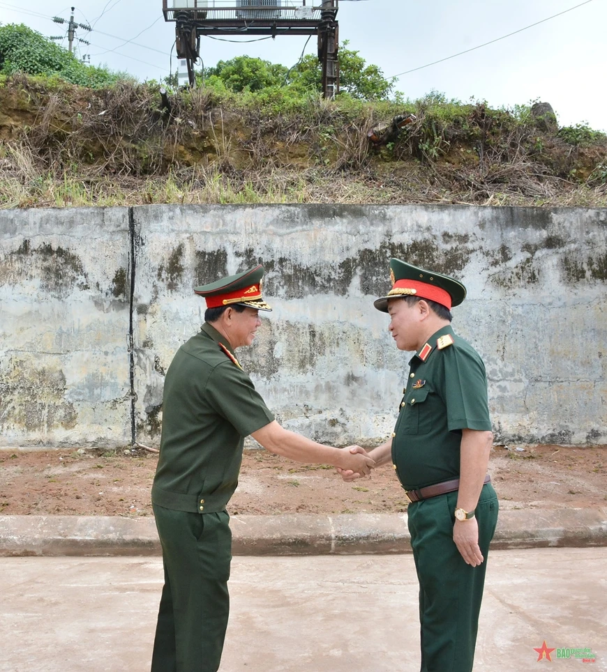 El viceministro vietnamita de Defensa, Hoang Xuan Chien, y su homólogo laosiano Vongkham Phommakone. (Fuente: qdnd.vn)