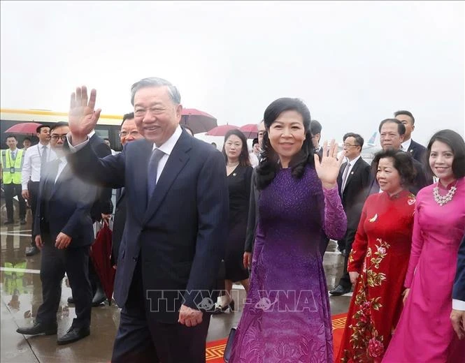 El secretario general del Partido Comunista y presidente de Vietnam, To Lam, y su esposa llegaron al aeropuerto internacional de Baiyun, la ciudad de Guangzhou, provincia de Guangdong, China. (Fuente: VNA)