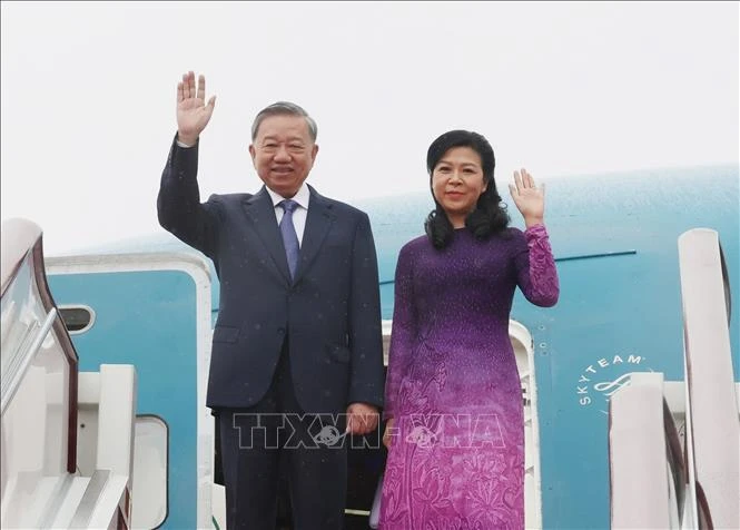 El secretario general del Partido Comunista y presidente de Vietnam, To Lam, y su esposa, parten de Hanoi hacia China para una visita de Estado. (Fuente: VNA)