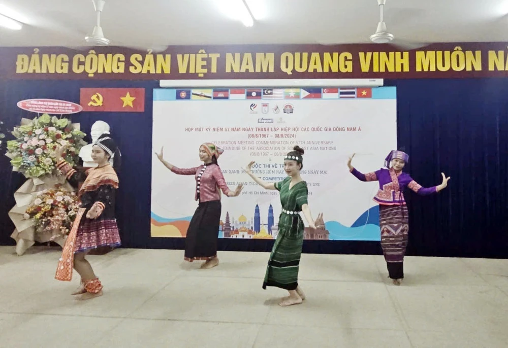 Presentan danzas tradicionales de países miembros de la ASEAN. (Fuente: VNA)