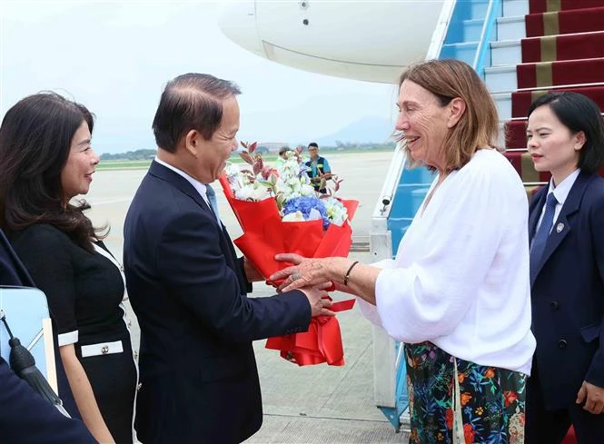 El jefe de la Comisión de Asuntos Jurídicos de la Asamblea Nacional de Vietnam, Hoang Thanh Tung, recibe a la presidenta del Senado de Australia, Sue Lines, en el aeropuerto internacional de Noi Bai, Hanoi. (Fuente: VNA)