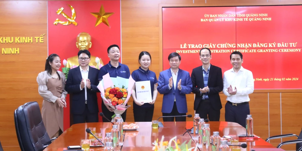 Líderes de la Junta Directiva de la Zona Económica Provincial entregan el certificado de inversión a representantes de la empresa Gokin Solar, febrero de 2024. (Fuente: baoquangninh.vn)