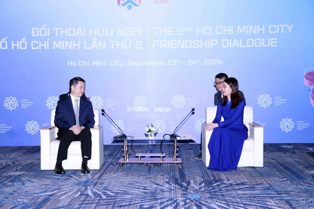 La viceministra de Relaciones Exteriores de Vietnam, Nguyen Minh Hang, (derecha) recibe al vicealcalde de la ciudad china de Chongqing, Zheng Xiangdong. (Fuente: VNA)