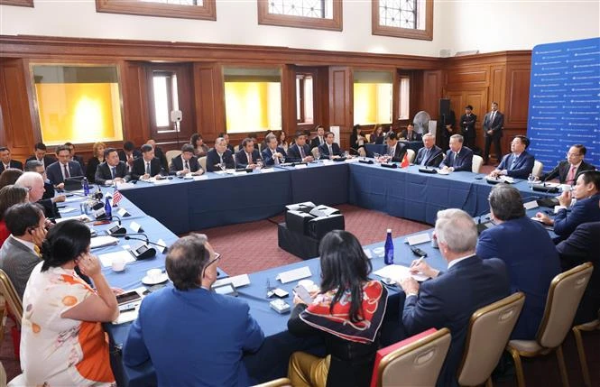 El secretario general del Partido Comunista y presidente de Vietnam, To Lam, conversa con expertos y académicos en la Universidad de Columbia. (Fuente: VNA) 