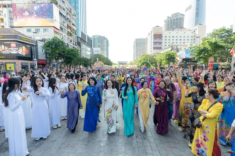  El Festival de Ao Dai es considerado uno de los productos turísticos únicos de Ciudad Ho Chi Minh. (Fuente: hanoimoi.vn) 