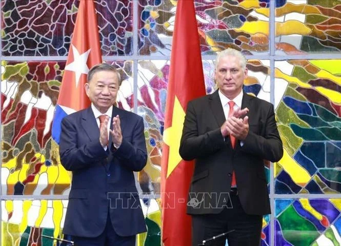 El secretario general del Partido Comunista y presidente de Vietnam, To Lam, y el primer secretario del Partido Comunista y presidente de Cuba, Miguel Díaz-Canel Bermúdez. (Fuente: VNA)