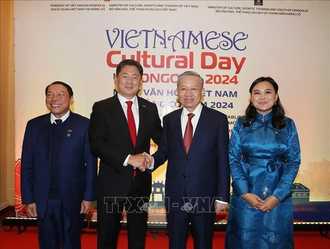 El secretario general del Partido Comunista y presidente de Vietnam, To Lam, y el presidente de Mongolia, Ukhnaagiin Khurelsukh, toman fotografía. (Fuente: VNA)