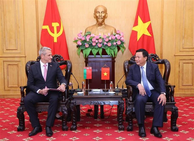 El miembro del Buró Político y presidente de la Academia Nacional de Política Ho Chi Minh (HCMA), Nguyen Xuan Thang, recibe al embajador de Bielorrusia en Hanoi, Uladzimir Baravikou. (Fuente: VNA)