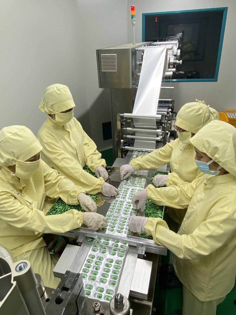 Los trabajadores producen pastillas en la fábrica de Medcen en el parque industrial Hoa Binh, Long An. (Foto: VNA)