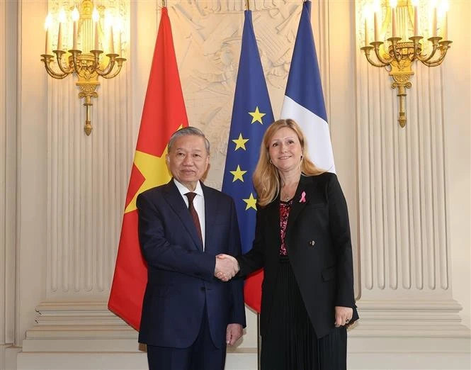 El secretario general del Partido Comunista y presidente de Vietnam, To Lam, y la presidenta de la Asamblea Nacional de Francia, Yael Braun-Pivet. (Fuente: VNA)