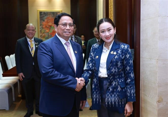 El primer ministro de Vietnam, Pham Minh Chinh, sostiene el 9 de octubre en Vientiane, Laos, un encuentro con su homóloga tailandesa, Paetongtarn Shinawatra. (Fuente: VNA)