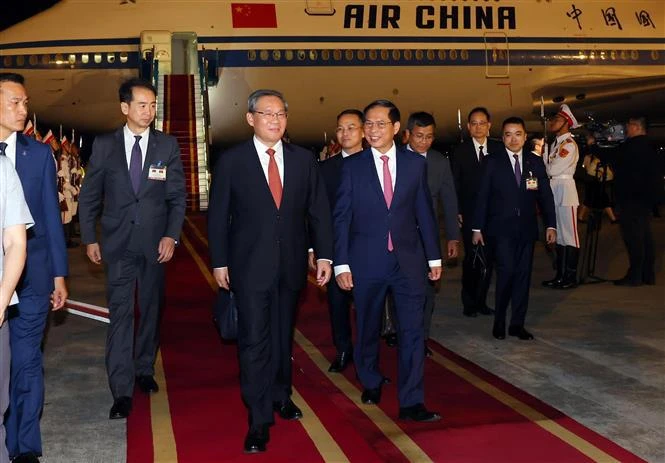 El viceprimer ministro y canciller de Vietnam, Bui Thanh Son, recibe al primer ministro de China, Li Qiang, en el aeropuerto internacional de Noi Bai. (Fuente: VNA)