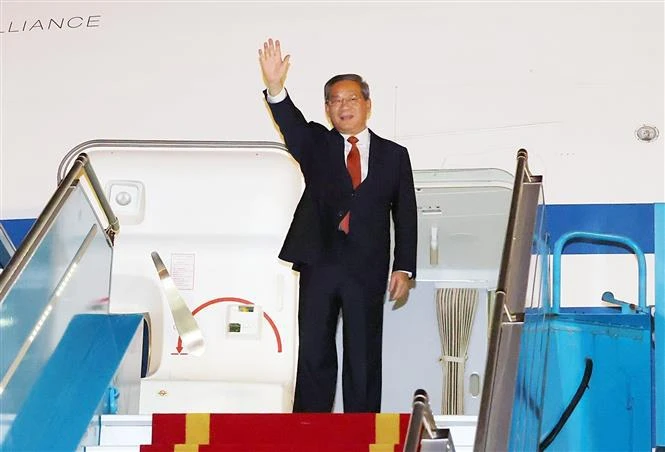 El primer ministro de China, Li Qiang, llega a Hanoi para iniciar una visita oficial a Vietnam. (Fuente: VNA)