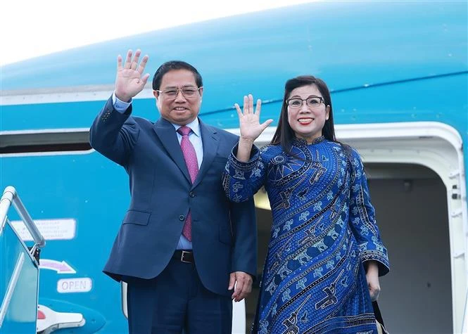 El primer ministro de Vietnam, Pham Minh Chinh, y su esposa parten de Hanoi para visitar tres países de Medio Oriente. Fuente: VNA