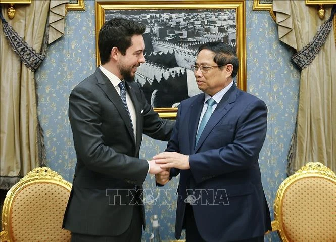 El primer ministro de Vietnam, Pham Minh Chinh, y el príncipe heredero de Jordania, Al Hussein bin Abdullah II. (Fuente: VNA)