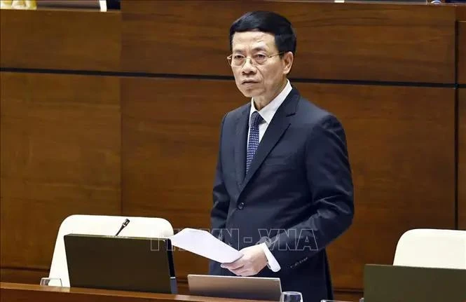 El ministro de Información y Comunicación, Nguyen Manh Hung, responde a los diputados. (Fuente: VNA)