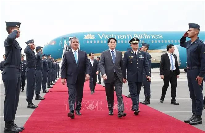 El presidente Luong Cuong llega al aeropuerto internacional de Jorge Chávez en Lima, iniciando su visita oficial a Perú y participación en la Semana de Alto nivel del Foro de Cooperación Económica Asia-Pacífico (APEC) 2024. (Fuente: VNA)