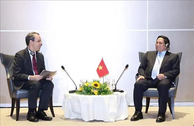 El primer ministro de Vietnam, Pham Minh Chinh, recibe al vicepresidente global del Grupo Embraer, José Serrador. (Fuente: VNA)