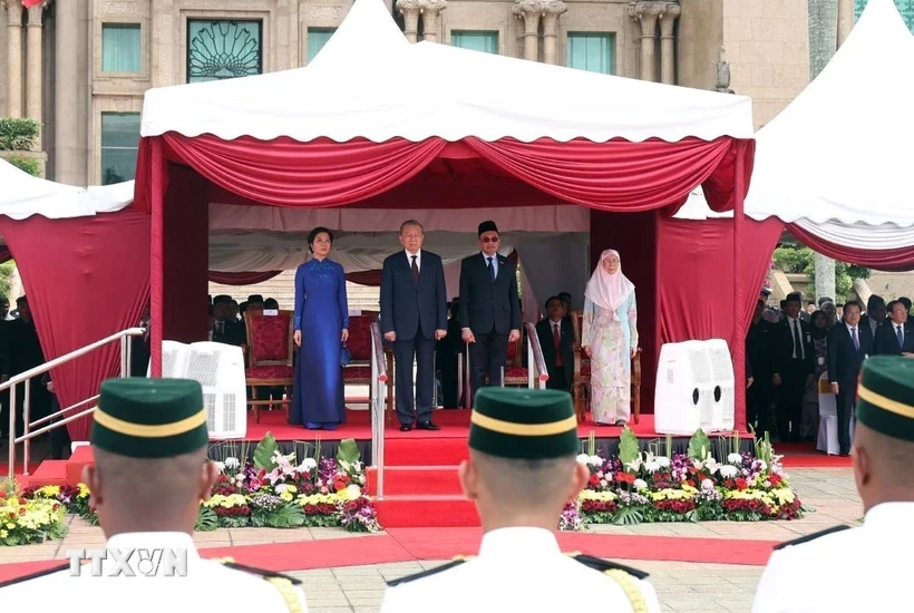 El primer ministro de Malasia, Anwar Ibrahim, y su esposa presiden la ceremonia de bienvenida al secretario general del Partido Comunista de Vietnam y su esposa. (Fuente: VNA)