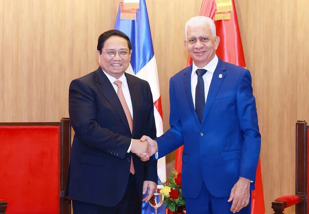 El primer ministro de Vietnam, Pham Minh Chinh, y el presidente del Senado de República Dominicana, Ricardo de los Santos Polanco. (Fuente: VNA)