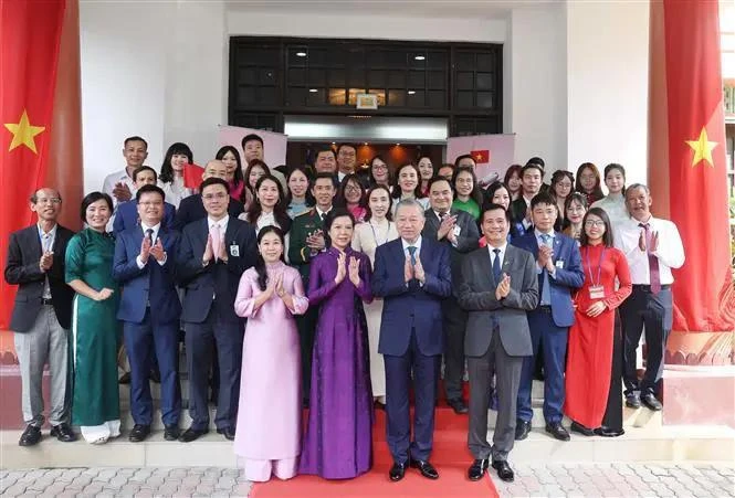 El secretario general del Partido Comunista de Vietnam, To Lam, y su esposa y representantes de la comunidad vietnamita en Malasia. (Fuente: VNA)