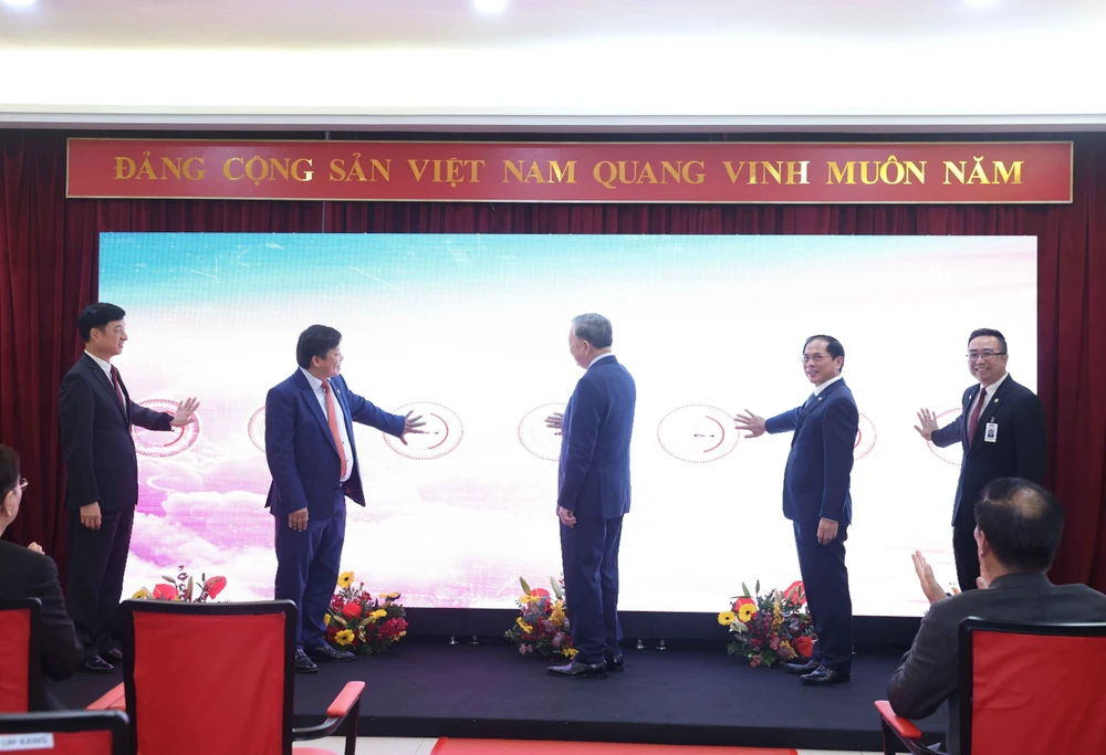 El secretario general del Partido Comunista de Vietnam, To Lam, y los delegados inauguran la nueva ruta aérea Hanoi – Kuala Lumpur. (Fuente: VNA)