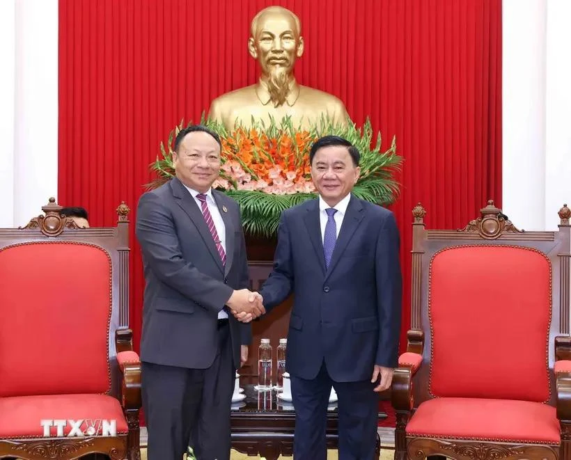 El miembro del Buró Político, integrante permanente del Secretariado del Comité Central del Partido Comunista de Vietnam y jefe de la Comisión de Control Disciplinario, Tran Cam Tu, recibe al secretario del Comité Central de la Unión de la Juventud Popular Revolucionaria de Laos, Monexay Laomoaxong. (Fuente: VNA)