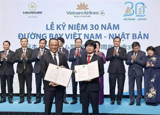 El presidente de la Asamblea Nacional de Vietnam, Tran Thanh Man, y su esposa testimonian la entrega de acuerdo de cooperación. (Fuente: VNA)